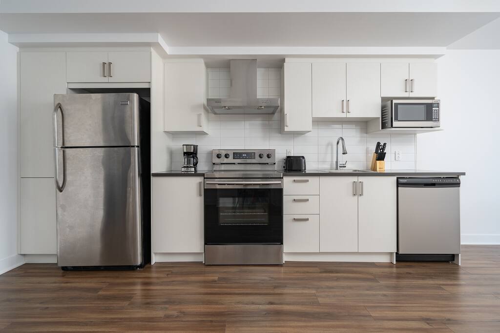KITCHEN
Fully equipped kitchen with high-end stainless steel appliances: Refrigerator, range, chimney hood, dishwasher, and microwave.
Also includes: toaster, coffee maker.