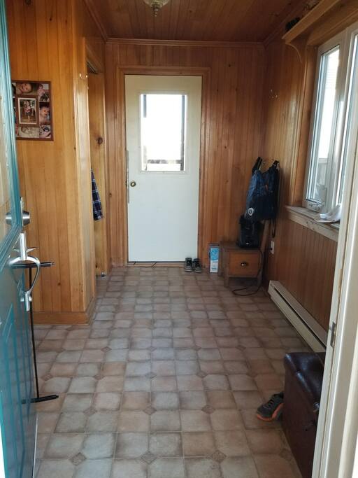 Entré avec deux portes dont une en avant et une pour sortir a l'arrière.