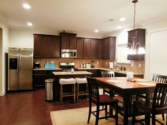 Spacious House with Movie Theater - 1 Bedroom