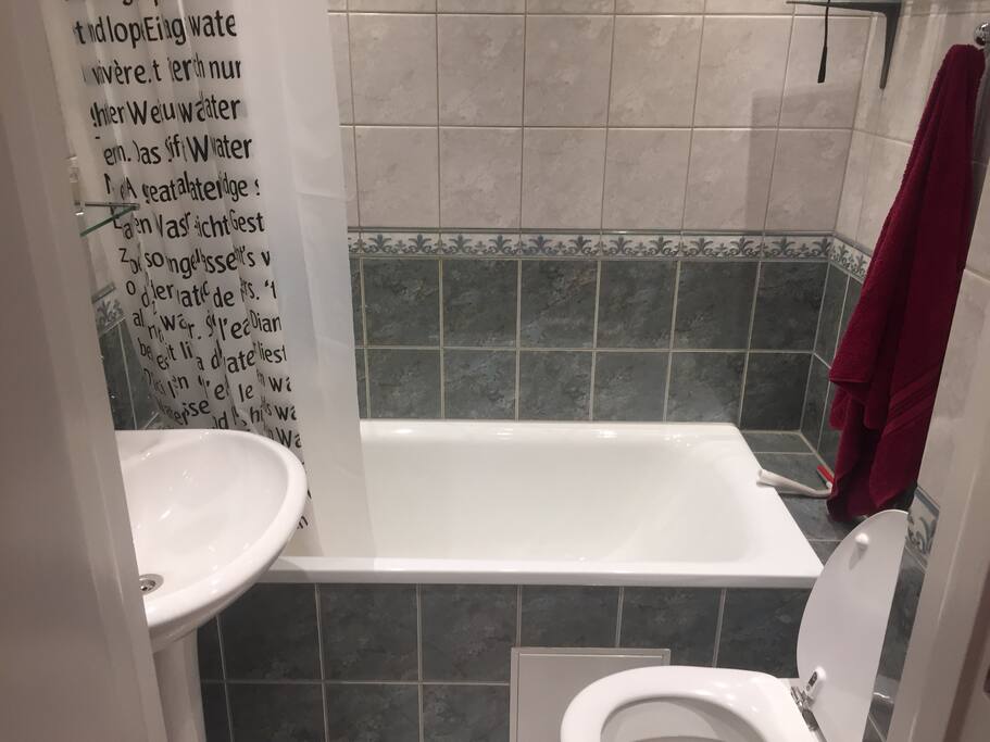 Et lite bad med badekar.