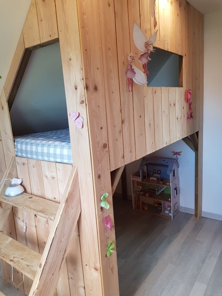 Спалня 3 на горния етаж „дървена колиба с легло“ матрак за 1 човек (200x90). Изглед към морето от тази стая, както и от другите 2 на горния етаж