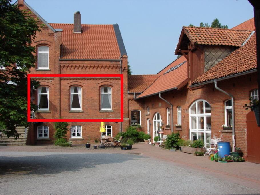 Die Wohnung befindet sich im Haupthaus mit Blick in den Hof.