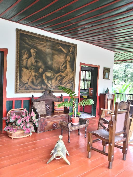 La casa se encuentra finamente decorada.