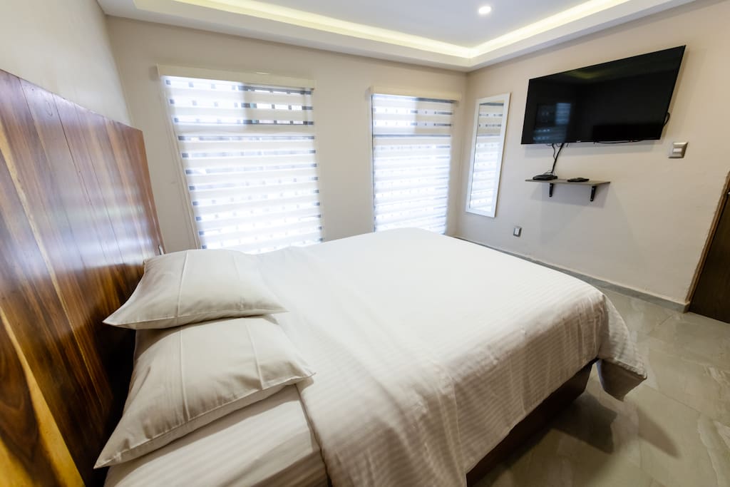 Recamara 1, con baño, iluminaciòn natural, cama queen size, pantalla de 50", cable, internet, closet.