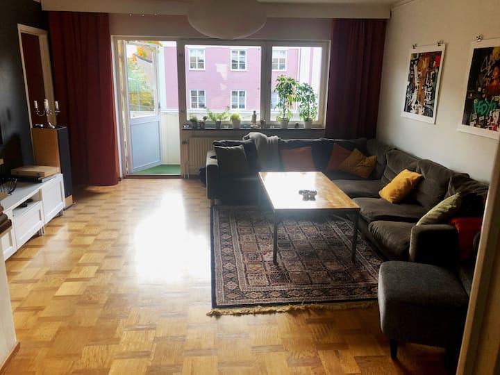 Bright and spacious with large balcony close to the city center