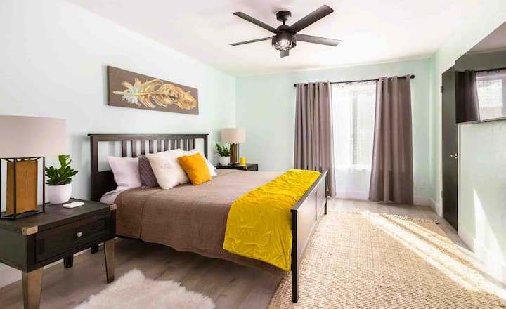 Главна спална соба со брачен кревет и 60-инчен паметен телевизор