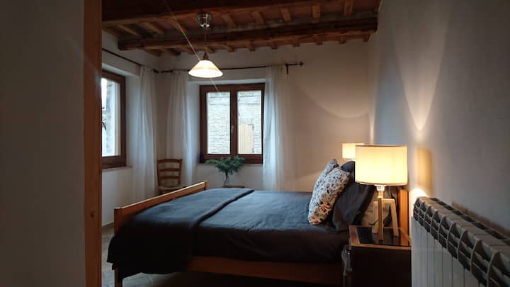 ...avec plafond à poutres en bois et vue sur la montagne.