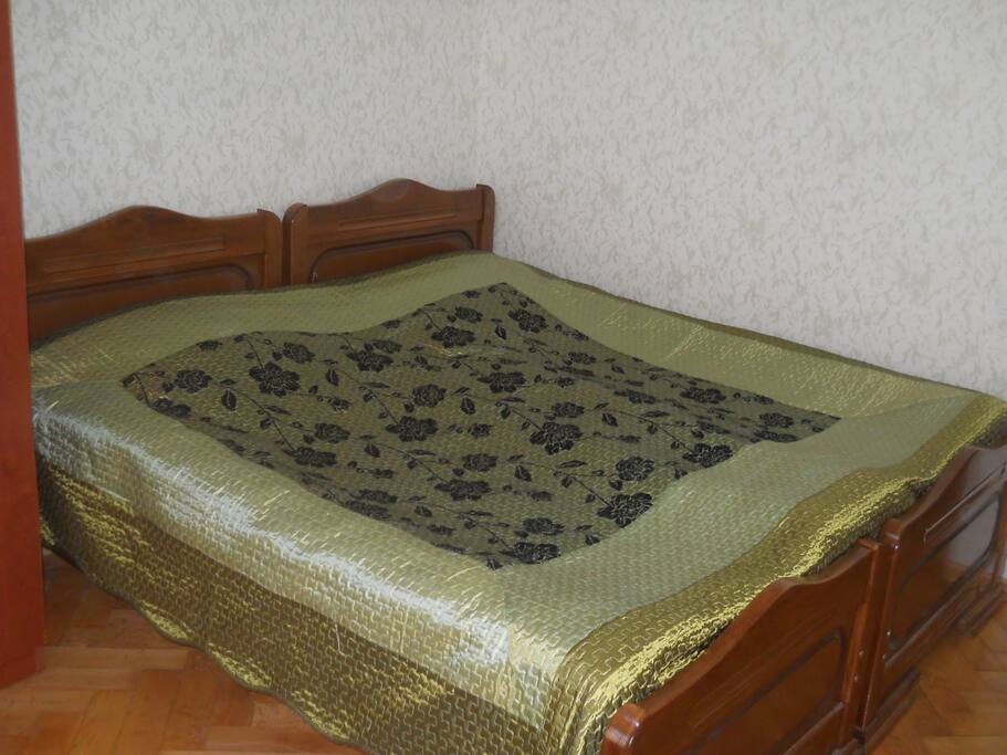 Кровати в спальне