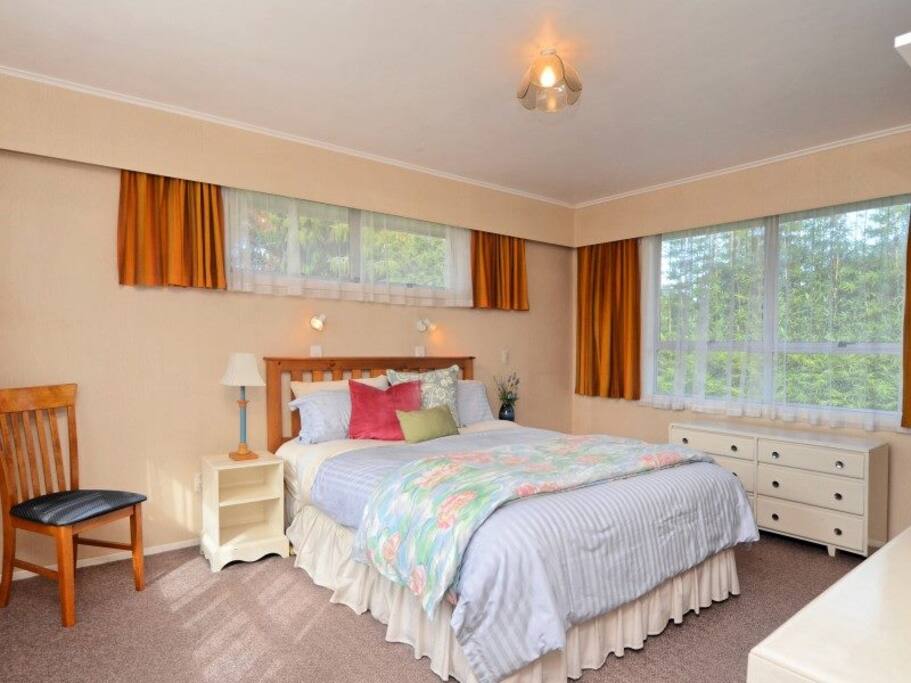 Another nice fully furnished room