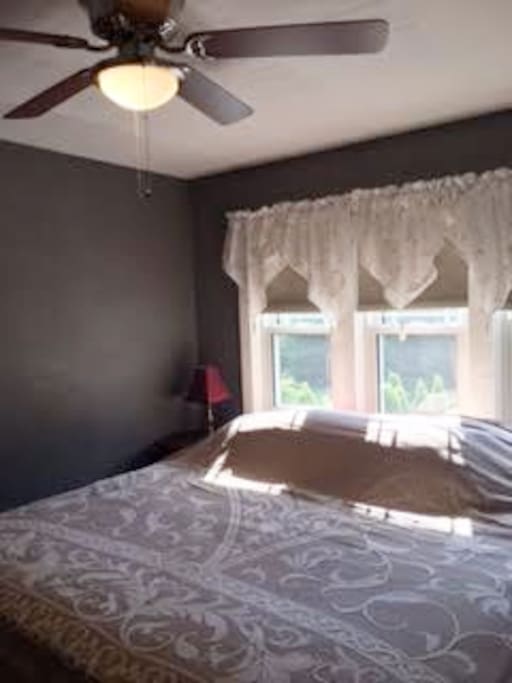 bedroom/king bed