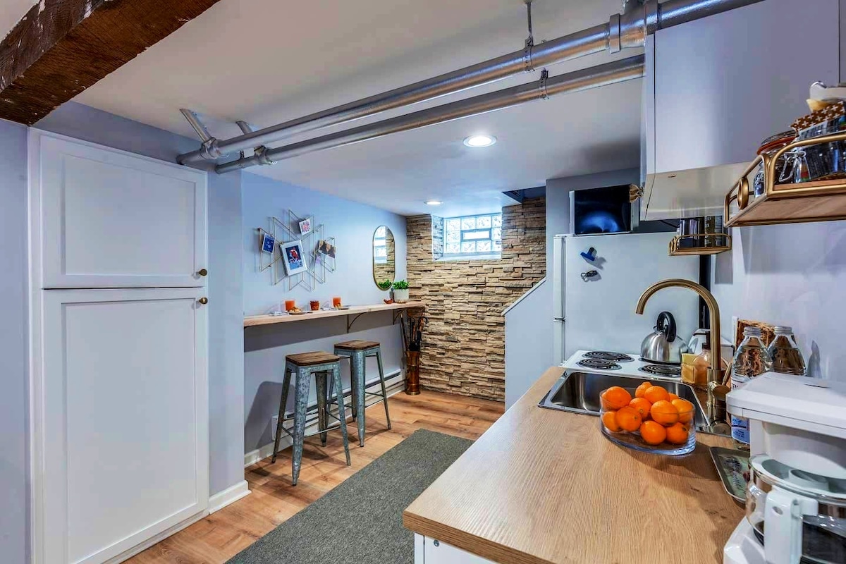 Studio 10 min to Airport & DWTN w/ AC, Parking