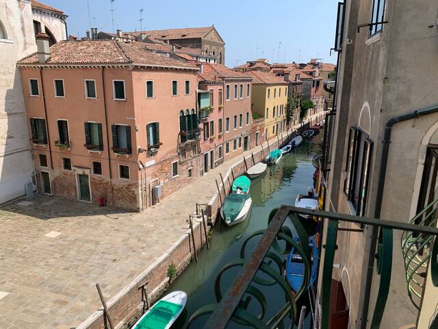 Bright flat with canal view and terrace
