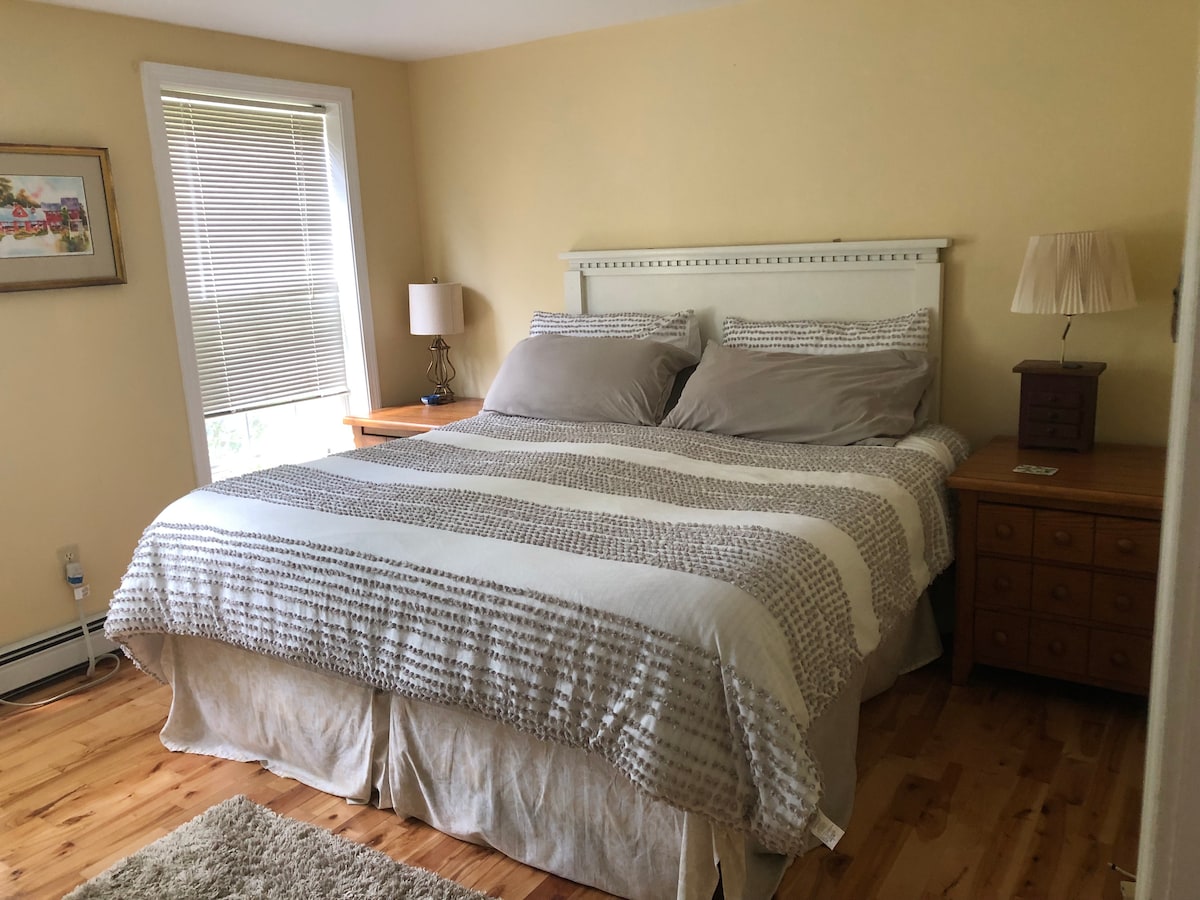 Izba s manželskou posteľou King na prízemí s klimatizáciou okennej jednotky