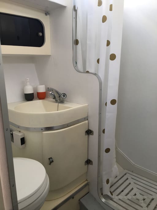 Salle de bain privative avec lavabo, wc et douche