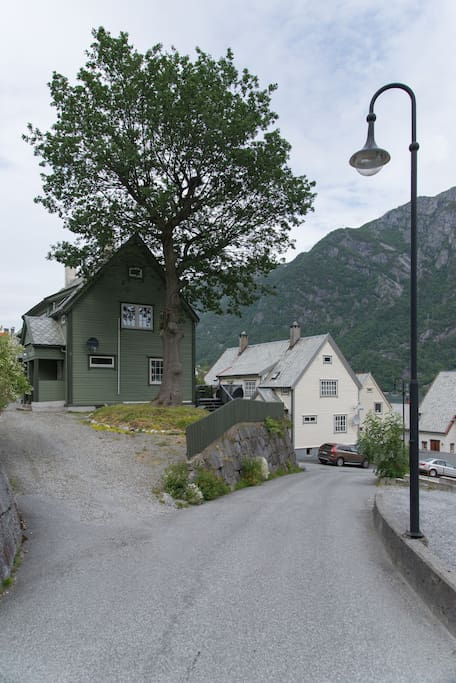 You can park in the yard. Parken im Hof vor dem Haus.