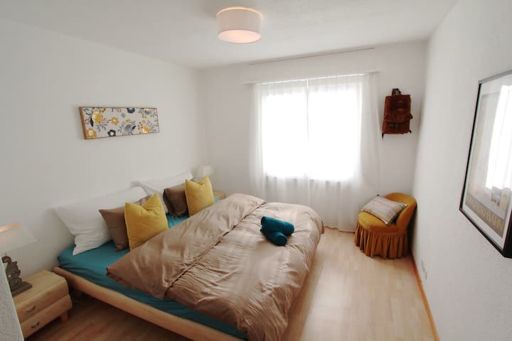 房间阳光明媚，配有滚动百叶窗，可遮挡睡眠的光线