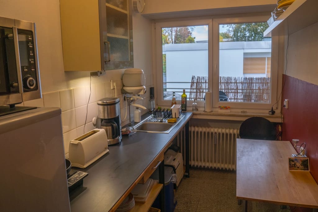 Kitchen with fridge, hotplate, coffemaker, toaster and microwave