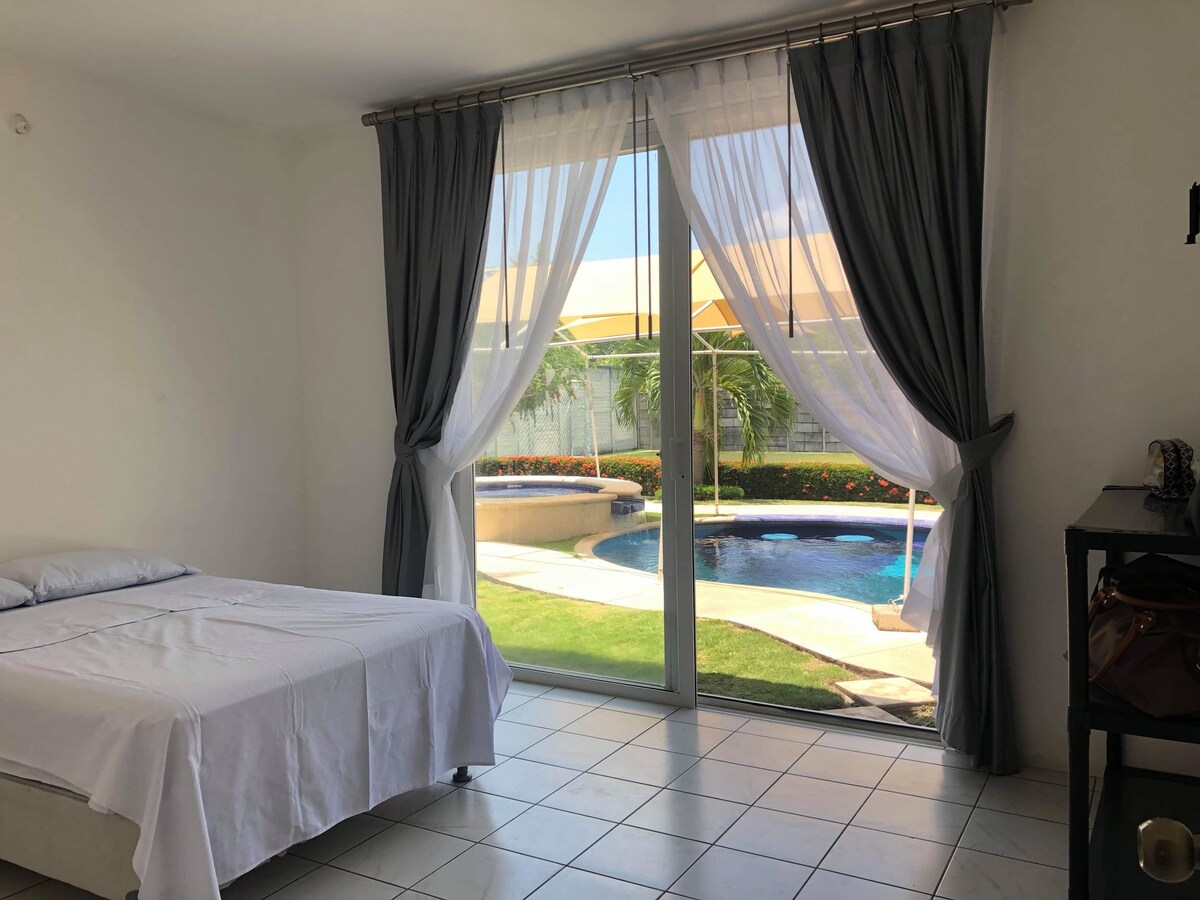 在这个房间里凉爽地醒来。为每位房客准备干净的床单和毛巾  