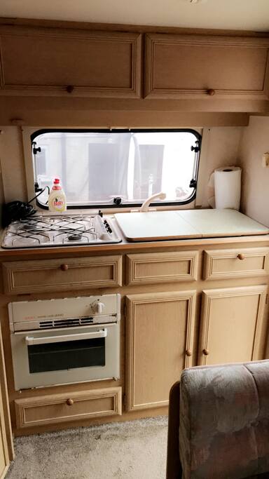Kitchen area with Gas hob, grill & Oven
