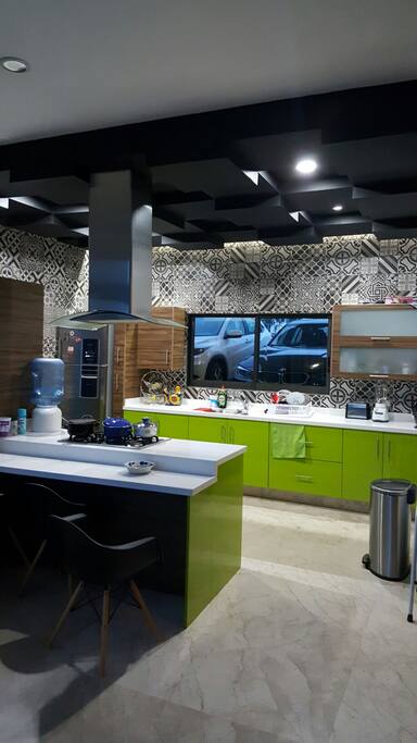 cocina iluminada de noche 100% equipada para cocinar