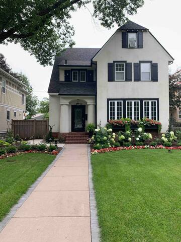 Summit Avenue Luxe Retreat gallery image 2