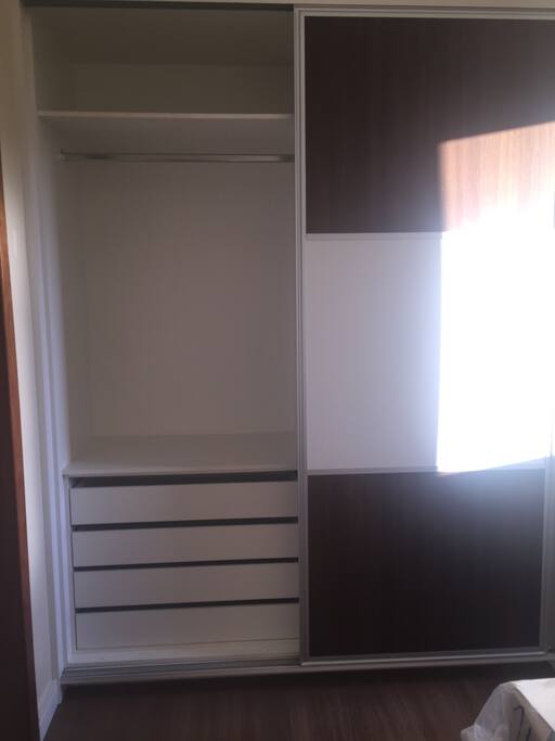 Guarda roupa com gavetas e cabides
