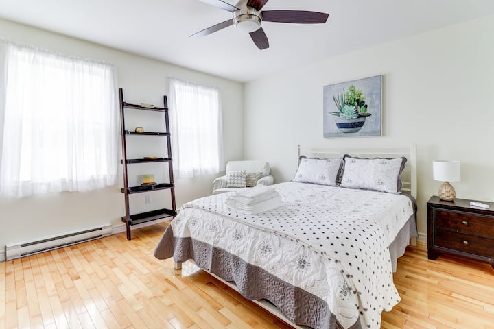 غرفة نوم رئيسية مع جناح داخلي