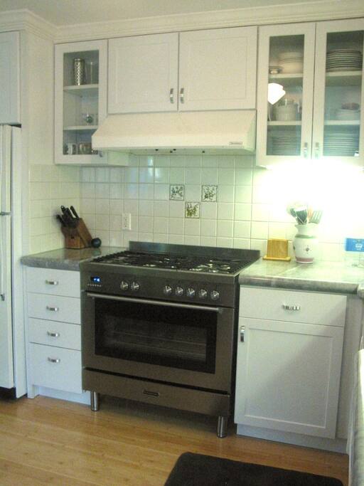 Duel fuel convection range w/gas cooktop & electric convection oven.