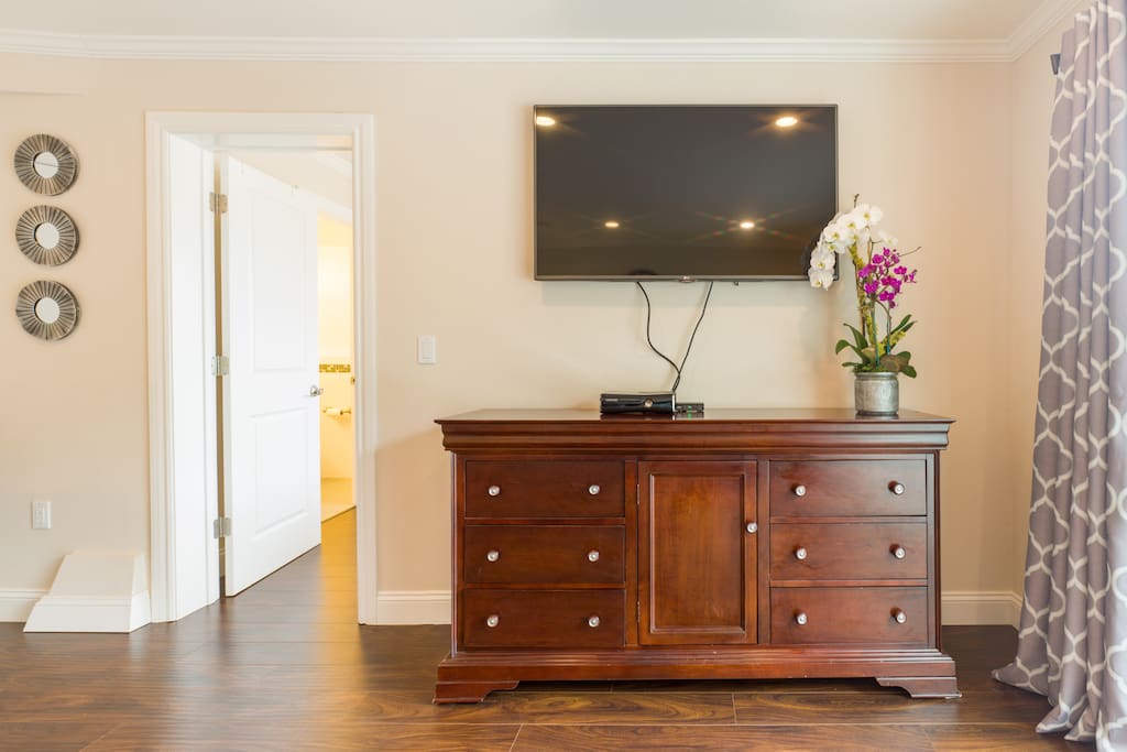 Large flat screen TV, cable & wifi.