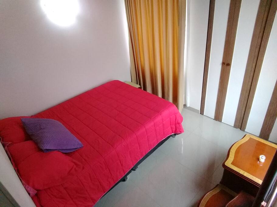 La habitación es privada y cuenta con una cama ideal para el descanso.