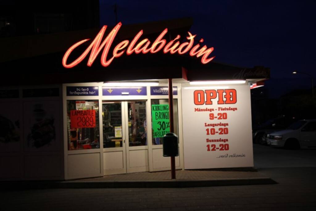Grocery store 3 min away