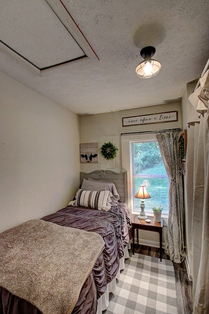 Chumba cha kulala cha mgeni kilicho na kitanda kimoja