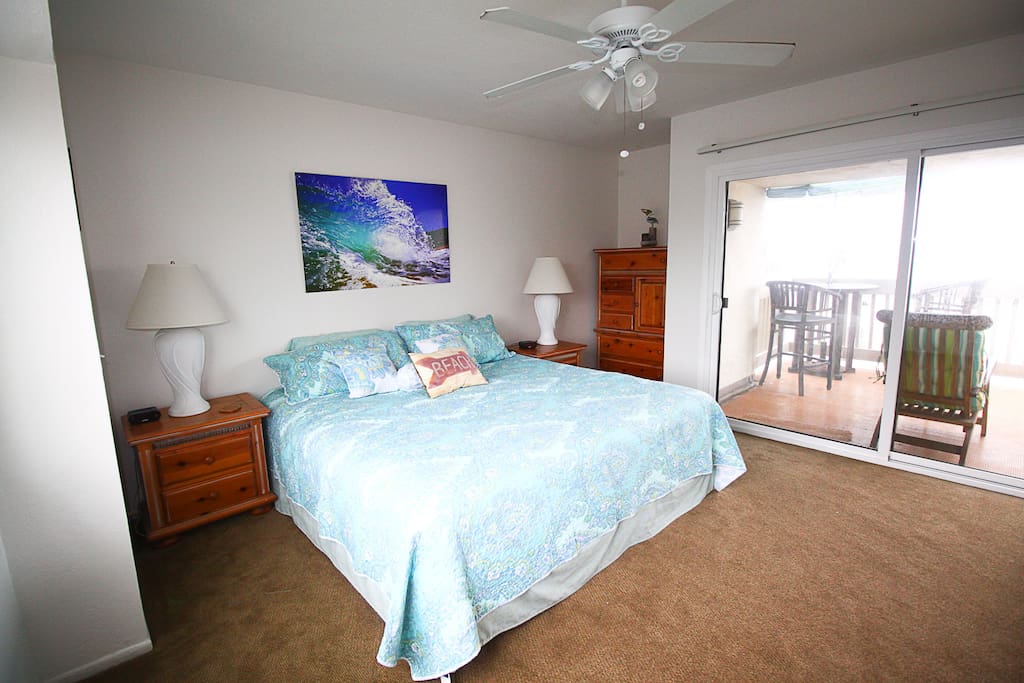 MASTER BEDROOM WITH KING BED, FULL BATHROOM & DECK WITH OCEAN VIEW, SOUNDS AND DOLPHIN SITINGS ON OCCASION. CEILING FAN IS HELPFUL ON HOT DAYS AS WELL.