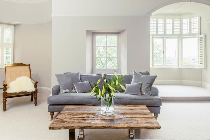 Luxury 4-BR Apt Next To Castle – Ramsay Garden