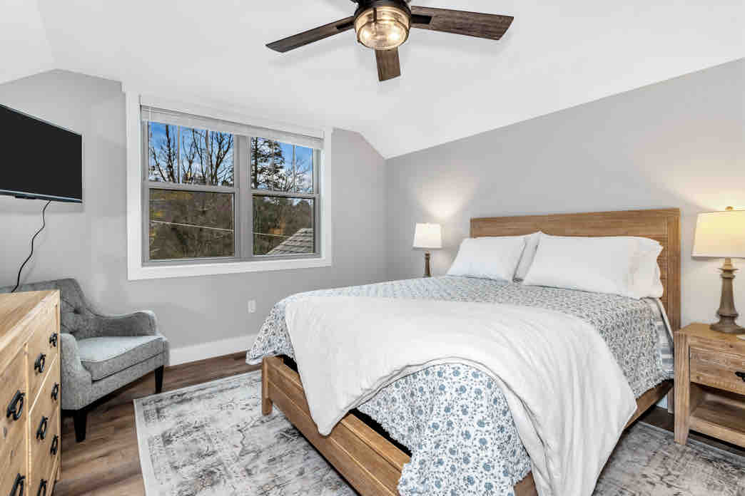 4号卧室位于楼上，配有舒适的大双人床垫。 