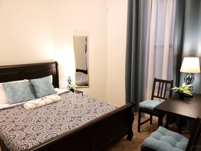 DOWNTOWN AREA, ONLY 7 MIN TO WILLIS TOWER +PARKING