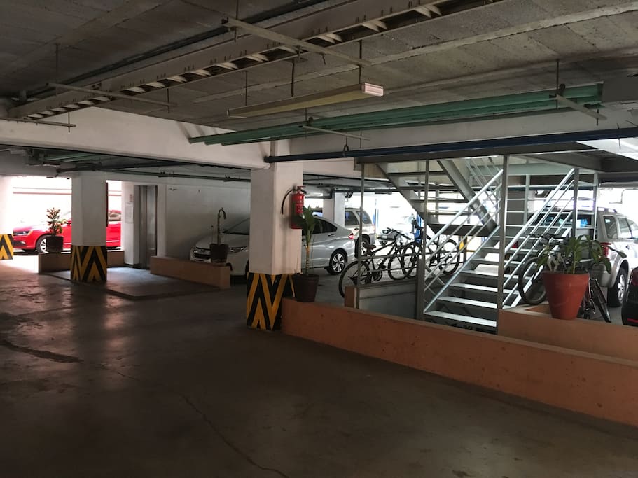 Zona de Elevadores y Estacionamiento -Elevators Zone and Parking Lot-