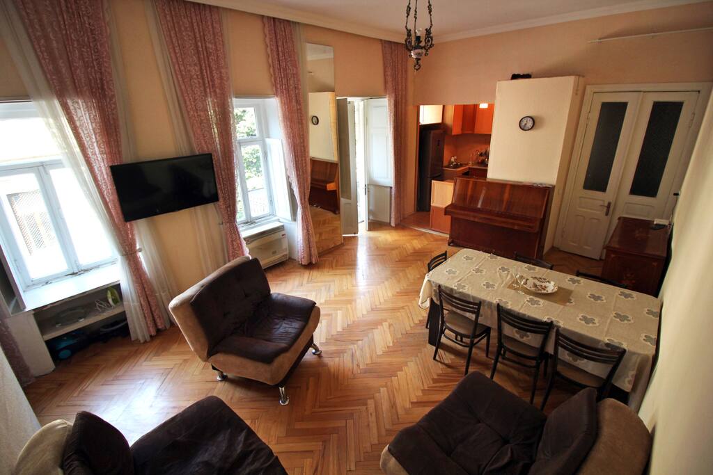 Гостиная-кухня с выходом на балкон
Guest room and the door leading to the balcony