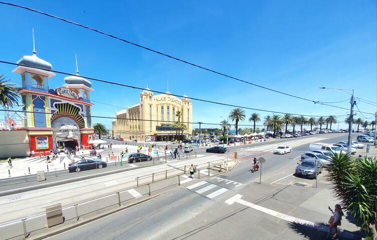 Luxurious Spacious St.Kilda Esplanade Apartment gallery image 2