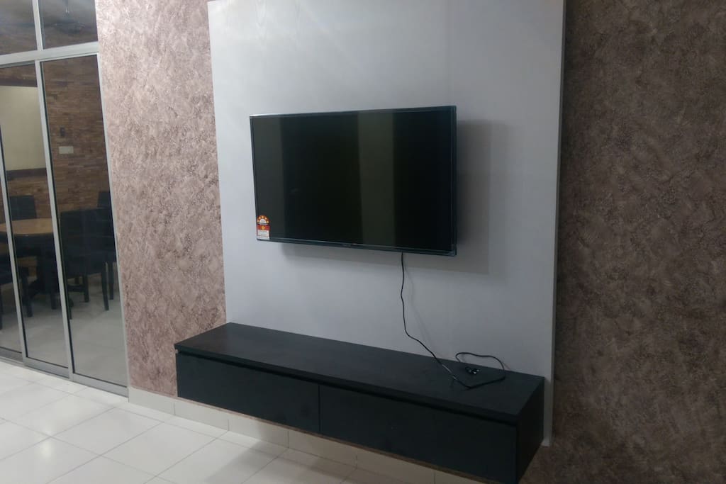 43" TV with HyppTV and Astro