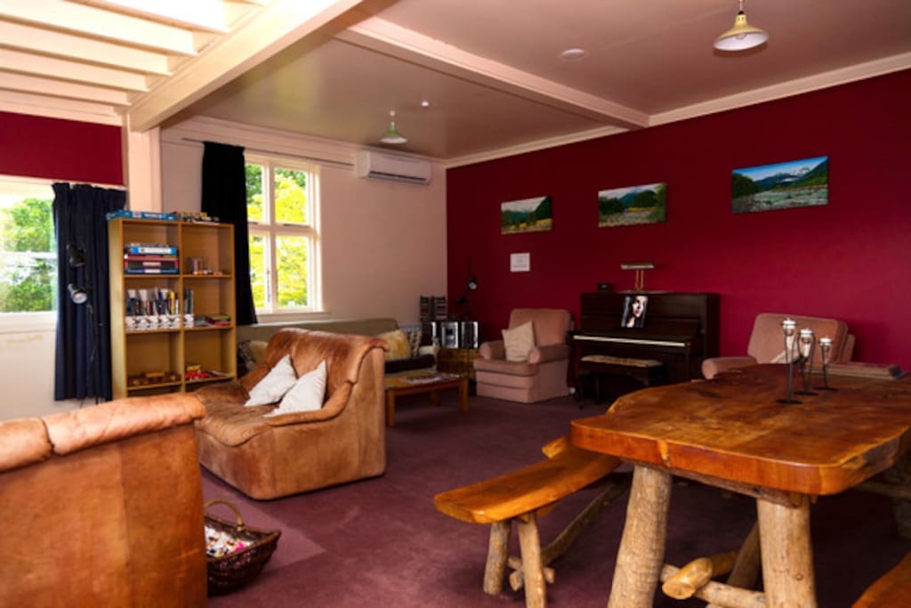 Large comfortable Lounge