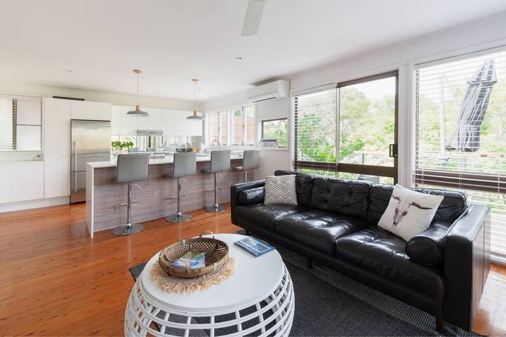 Pittwater View – Coastal Beach house with spa gallery image 4