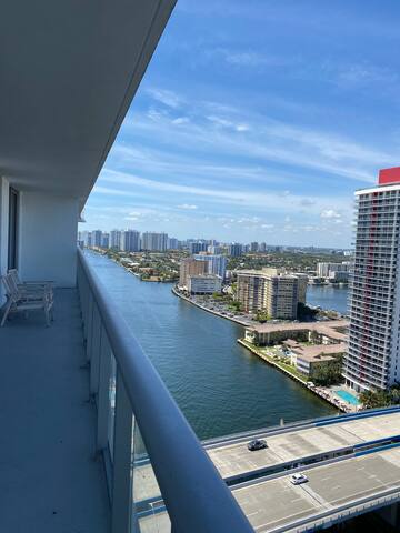 Hollywood Paradise gallery image 3