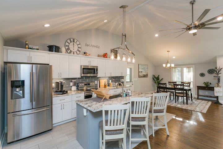 RANCH BEAUTY – 3Bd/2Ba, King Bed, Mins to Broadway gallery image 2