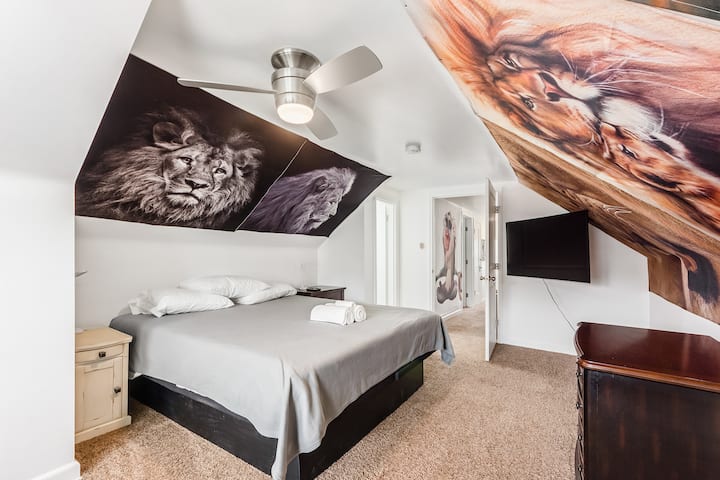 La chambre principale est incroyablement spacieuse. Chaque chambre de la maison dispose de sa propre télévision connectée de 55 pouces.