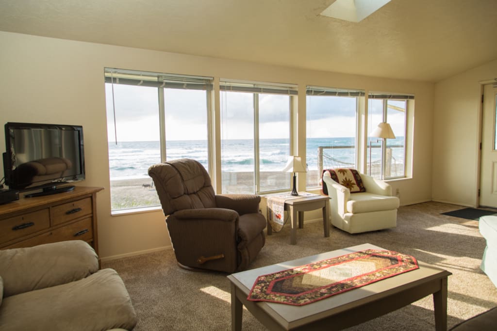 The waves are in front of the windows. Just turn your chair and watch the waves!