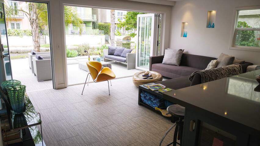 Ultimate Luxury on the Venice Canals-Walk to Beach gallery image 5