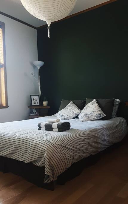Votre chambre avec grand lit Queen et fenêtre. La literie peut varier :)
