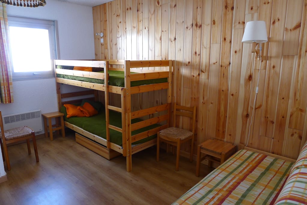 Chambre avec lits superposés et lit simple