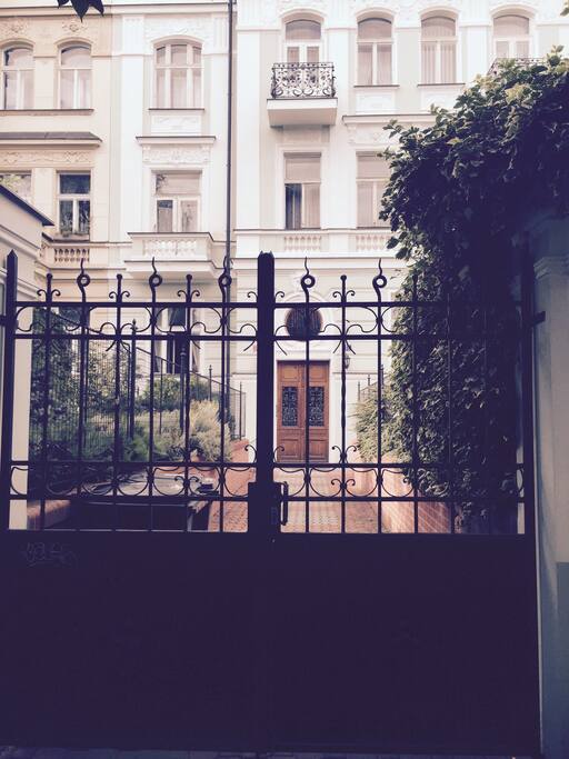 Gate